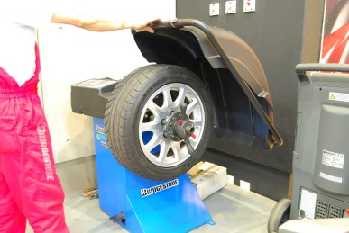 Balance with screw center