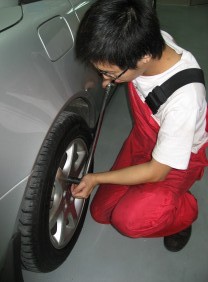 Adjusting screw with certified torque wrench